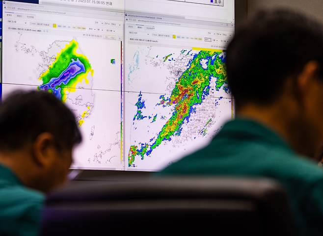 정체전선의 영향으로 충청과 전북 중심으로 집중호우가 내리고 있는 15일 오전 서울 종로구 정부서울청사에서 열린 호우 대처 상황 점검 회의에 현재 강우량과 비구름의 유입을 보여주는 기상레이더가 표시되고 있다. [연합]
