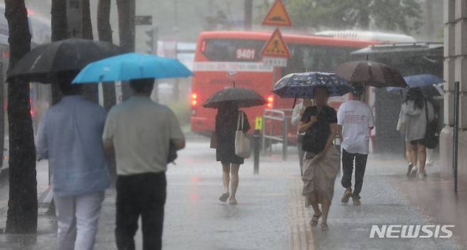 [서울=뉴시스] 김명년 기자 = 토요일인 15일은 충청도와 전라도, 경북지역을 중심으로 많은 비가 내리겠다. 일요일인 내일(16일)까지는 전국에 비가 내리겠다. 사진은 장마가 이어진 지난 13일 오후 서울 중구 을지로1가 사거리 인근에서 우산을 쓴 시민들이 발걸음을 재촉하고 있는 모습. 2023.07.13. kmn@newsis.com