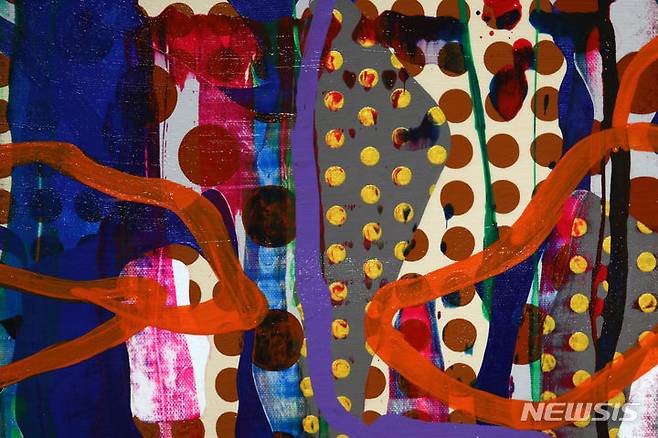 [서울=뉴시스] 박진희 기자 = ‘아트픽(Art Pick) 30’ 참여 작가 손진아 작품 부분 확대. 작가가 추구하는 감각의 세계는 간결하고 단순하다. 유기적인 공간 연출과 리드미컬한 색채와 흐름은 작가만의 ‘심상 풍경화’를 창조해내고 있다. 화면에서 자주 등장하는 반복적인 물방울무늬, 당초문을 연상시키는 패턴들은 오랜 기간 선보인 작가의 차별화된 장치다. 작품 제작 과정은 까다롭고 치밀하다. 아크릴 물감들을 밀어내거나 덩어리 만들기 후 다시 컬러링 작업을 하고 이어서 여러 번의 반복된 패턴 작업과 색면 작업, 마무리 단계에 들어 감정선에 따른 라인 작업을 추가한 후에 바니쉬(varnish)로 투명한 피막 처리를 한다. 사물의 본질이나 자아 표현의 욕구가 평면 안에서도 3차원의 공간연출로 승화되는 과정이기도 하다. 2023.07.15. pak7130@newsis.com