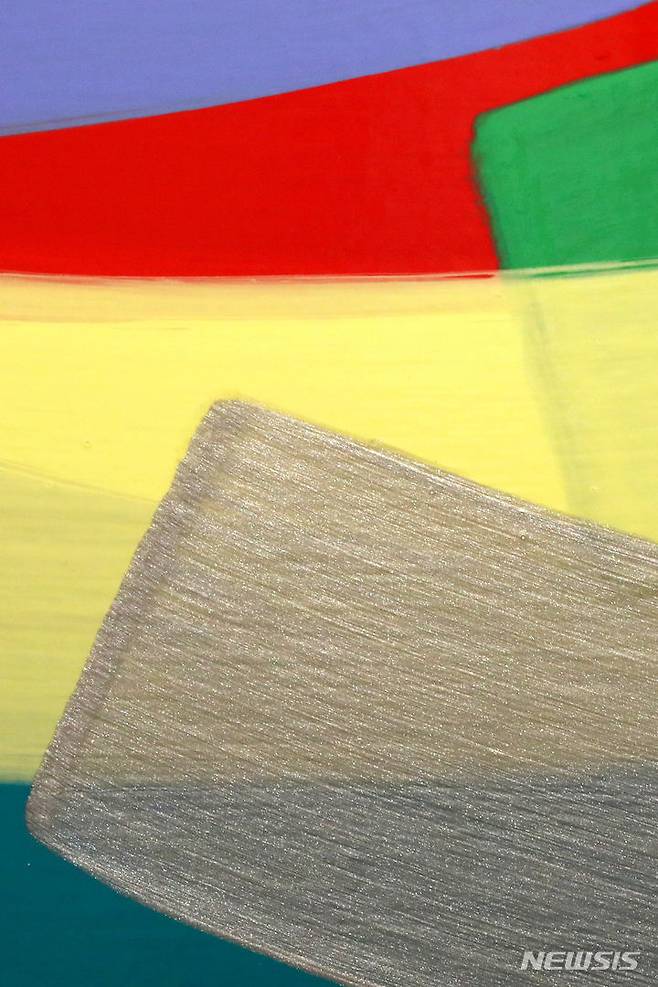 [서울=뉴시스] 박진희 기자 = ‘아트픽(Art Pick) 30’ 참여 작가 하태임 작품 'Un Passage No.23405' 부분 확대. 미술시장에서 '색 띠'로 유명한 하태임 작가는 20년 넘게 색에 빠져있다. 쉽게 보이는 작품이지만 색감이 생동감을 내기까지는 수십 수백번 '팔 질'의 결과다. 묽은 물감으로 한 획을 긋고 2시간 정도 말린 후, 정신을 집중해 다시 한번 같은 궤적으로 그린다. 몸통을 축으로 고정하고 팔을 뻗어 그리기를 수없이 반복한다. "색띠를 중첩해 나가는 행위는 질서와 순리를 거스르지 않는 수행과도 같은 의미다". 2023.07.15. pak7130@newsis.com