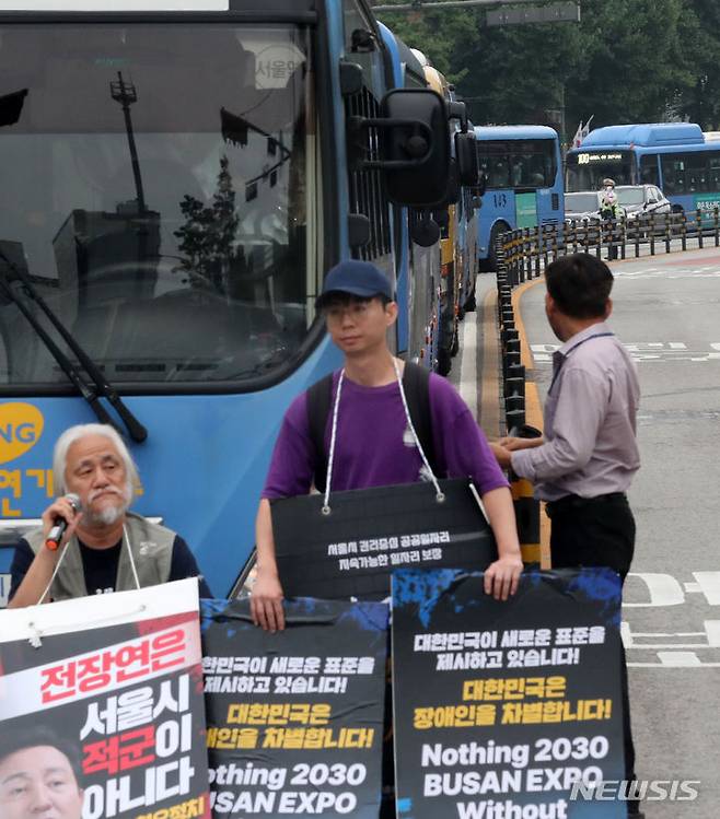 [서울=뉴시스] 김명년 기자 = 13일 오전 서울 종로구 혜화동로터리 주변 도로가 전국장애인차별철폐연대의 기습 시위로 정체되고있다. 2023.07.13. kmn@newsis.com