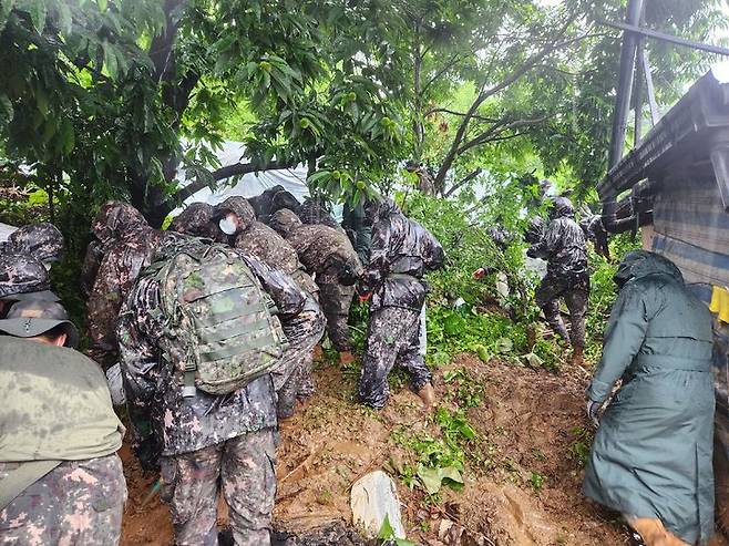 [대구=뉴시스] 육군 50보병사단은 집중호우로 인해 대규모 피해가 발생한 현장에서 수해 복구지원을 실시 중이다. (사진 = 육군 제50보병사단 제공) 2023.07.15. photo@newsis.com *재판매 및 DB 금지