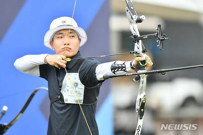 [서울=뉴시스]이한샘(울산광역시)이 15일 광주 국제양궁장에서 막을 내린 제41회 대통령기 전국남녀양궁대회에서 리커브 남자부 2관왕을 차지했다. (사진 = 대한양궁협회 제공)