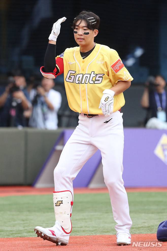 [부산=뉴시스] 권창회 기자 = 15일 오후 부산 동래구 사직야구장에서 열린 2023 KBO 올스타전 드림 올스타와 나눔 올스타의 경기, 3회 초 1사 주자 1루 상황에서 드림 김민석이 등장하며 춤을 추고 있다. 2023.07.15. kch0523@newsis.com