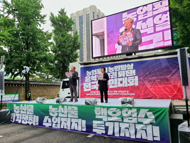 하원오 전국농민회총연맹 의장이 15일 서울 경복궁역 근처에서 열린 ‘전국농민대회’에서 발언하고 있다.