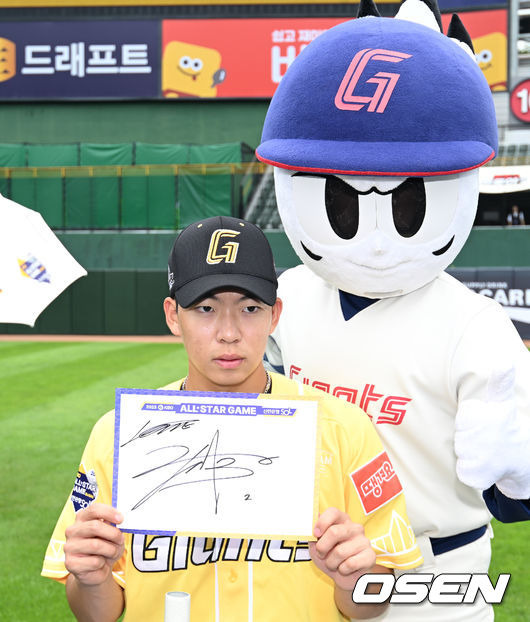 [OSEN=부산, 이대선 기자] 15일 오후 부산 사직야구장에서 2023 신한은행 SOL KBO 올스타전이 열렸다.롯데 김민석이 사인을 들고 포즈를 취하고 있다. 2023.07.15 /sunday@osen.co.kr