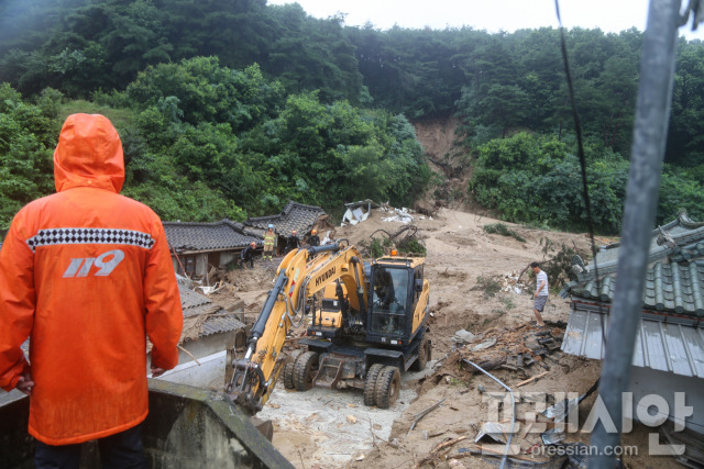 ▲ 지난 밤 내린 집중호우로 장수면 갈산리 소재 뒷산이 무너지면서 주택 2동이 완전히 매몰되는 사고가 발생해 잠자던 80대 노인부부가 숨지는 사고가 발생했다. ⓒ프레시안(최홍식)