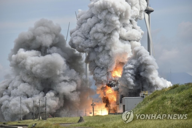 일본 우주항공연구개발기구(JAXA)가 14일 아키타현 노시로에서 연소 시험 중이던 소형 로켓 ‘입실론S’의 엔진이 폭발해 연기가 하늘로 치솟고 있다. 2023.7.14 연합뉴스