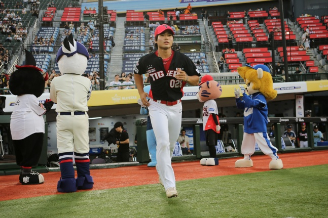 KIA 한승연이 14일 부산 사직야구장에서 열린 2023 KBO 퓨처스리그 올스타전에 입장하고 있다. /사진=KIA 타이거즈