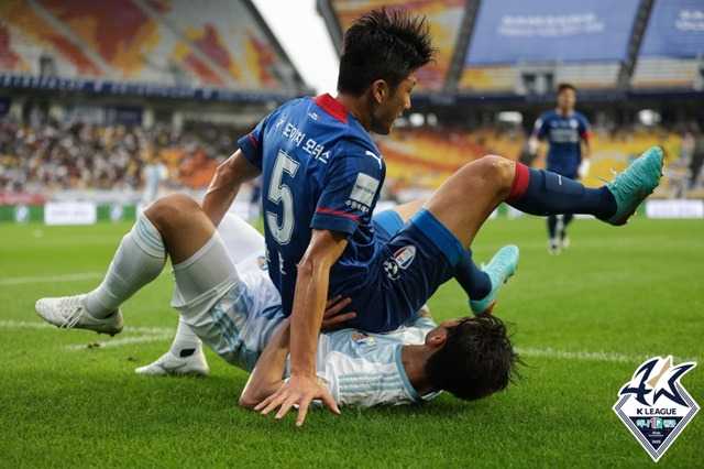 치열한 볼 경합을 벌인 수원 한호강(위)과 울산 조현택. /사진=한국프로축구연맹 제공