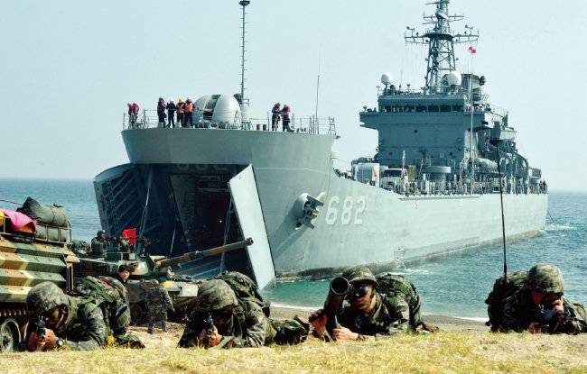 한국 해군 고준봉급 상륙함 비로봉함. [뉴시스]