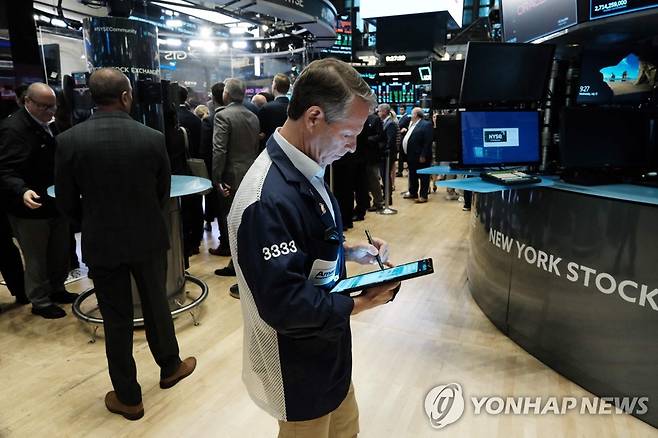 NYSE 입회장에서 일하는 트레이더들의 모습 [연합뉴스 자료사진]