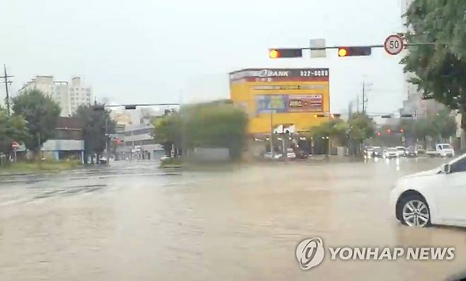 물에 잠긴 광주 도로 (광주=연합뉴스) 호우특보가 발효된 7월 11일 오후 광주 북구 임동 한 도로가 물에 잠겨 있다. [독자 제공. 재판매 및 DB 금지] daum@yna.co.kr