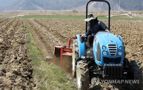 경운 작업하는 트랙터 [연합뉴스 자료사진]