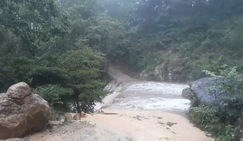 바다처럼 변한 하천 (완주=연합뉴스) 사흘간 폭우가 내리면서 전북 완주군 동상면 신월리 주변 하천에 물이 넘치고 있다. 2023.7.15 [독자 제공. 재판매 및 DB 금지]