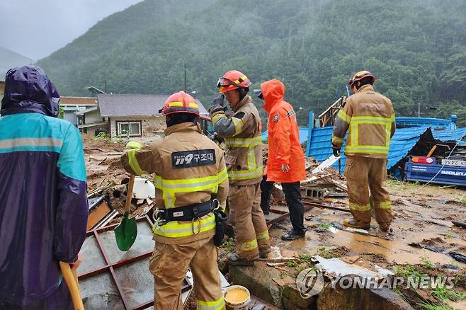 처참한 문경 산북면 가좌리 (문경=연합뉴스) 많은 비로 15일 경북 문경시 산북면 가좌리에서 집이 돌과 흙에 파묻히거나 파손돼 소방관들이 현장을 수습하고 있다. [경북소방본부 제공. 재판매 및 DB 금지] sds123@yna.co.kr