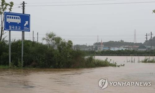 흙탕물로 차오른 청주 도로 [연합뉴스 자료사진]