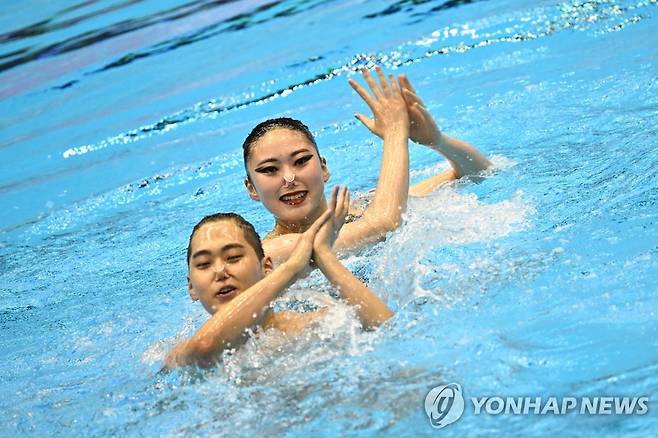 변재준-김지혜의 연기 (후쿠오카 AFP=연합뉴스) 변재준-김지혜가 15일 일본 후쿠오카 마린 메세 후쿠오카홀에서 열린 2023 세계수영선수권대회 아티스틱 스위밍 혼성 듀엣 테크니컬 예선에서 연기를 펼치고 있다.