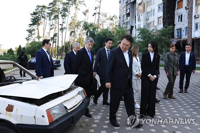 이르핀 민가 폭격현장 살펴보는 윤석열 대통령 (키이우=연합뉴스) 임헌정 기자 = 폴란드 수도 바르샤바에서 국빈급 공식 방문 일정을 마치고 우크라이나를 전격 방문한 윤석열 대통령과 김건희 여사가 15일(현지시간) 키이우 인근 이르핀 민가 폭격현장을 살펴보고 있다. 윤 대통령은 이후 볼로디미르 젤렌스키 대통령과 정상회담을 열어 인도적 구호품을 포함한 지원 방안 등을 논의할 예정이다. 2023.7.15 [대통령실 제공. 재판매 및 DB 금지] kane@yna.co.kr