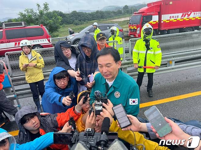 16일 충북 청주시 오송 궁평2지하차도를 방문해 기자들의 질문에 답하고 있다.2023.07.16.ⓒ 뉴스1 박건영 기자