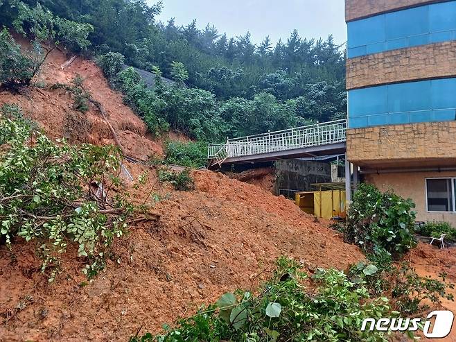 16일 오후 3시20분쯤 전남 여수시 돌산읍 한 요양병원 뒷산에서 토사가 쏟아져 내려 건물 주변으로 널브러져 있다.(여수소방서 제공)2023.7.16/뉴스1