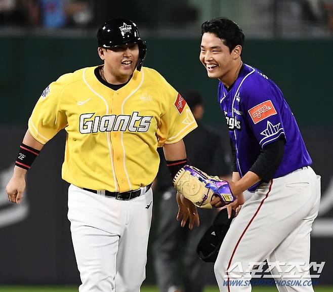 드림 올스타 유강남이 나눔 올스타 문동주의 159km 직구를 안타로 만든 뒤 해맑게 웃고 있다.