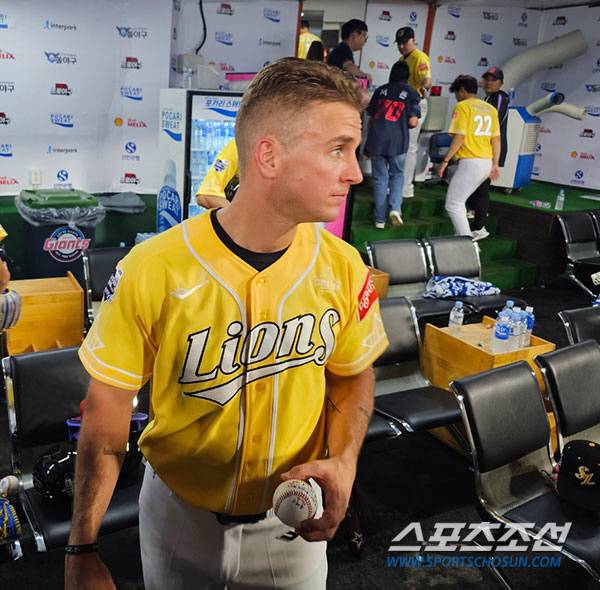 인터뷰에 임한 뷰캐넌. 손에는 첫 안타 기념구를 소중하게 쥐고 있다. 김영록 기자