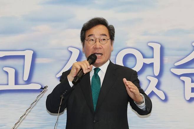 더불어민주당 이낙연 전 대표가 1년간의 미국 유학 생활을 마친 뒤 2022년 6월24일 오후 인천국제공항을 통해 귀국한 뒤 지지자들을 향해 발언하고 있다. [이미지출처=연합뉴스]