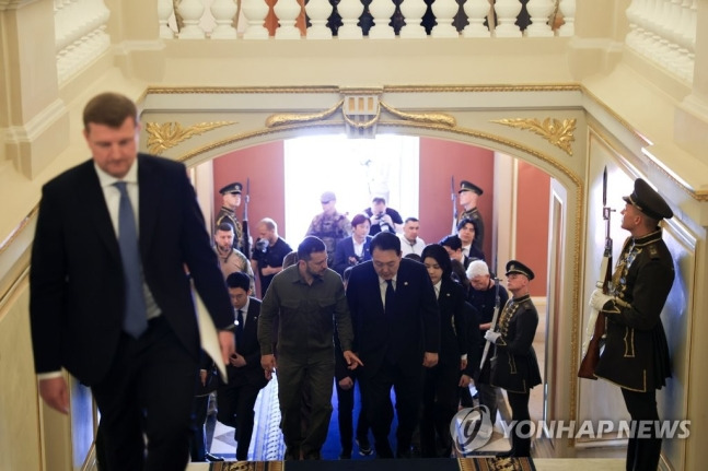 우크라이나를 전격 방문한 윤석열 대통령과 볼로디미르 젤렌스키 우크라이나 대통령이 15일(현지시간) 키이우의 대통령 관저인 마린스키궁에 들어서며 대화하고 있다. [사진출처=연합뉴스]