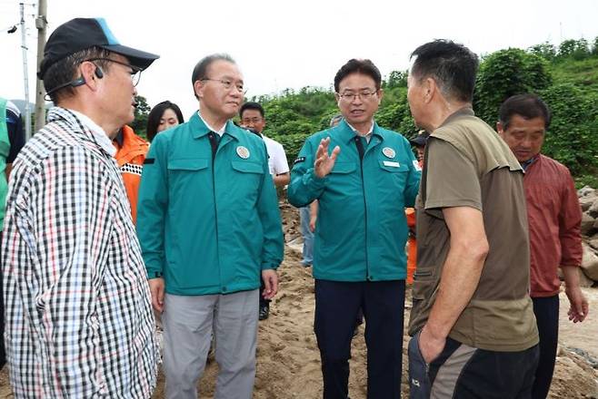 윤재옥 국민의힘 원내대표(왼쪽에서 2번째)와 이철우 경북지사(왼쪽에서 3번째)가 예천지역을 찾아 수해 현장을 둘러보고 있다.