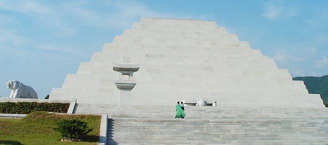 북한이 1993년 발굴해 단군과 그 부인의 무덤이라고 주장하며 높이 22m, 너비 50m 규모로 다시 쌓은 단군릉. 평양시 강동군 대박산 기슭에 있다. 이에 대해 한국과 세계 역사학계는 "진짜 단군릉이 아니라 조작됐다"고 판단한다./조선일보DB