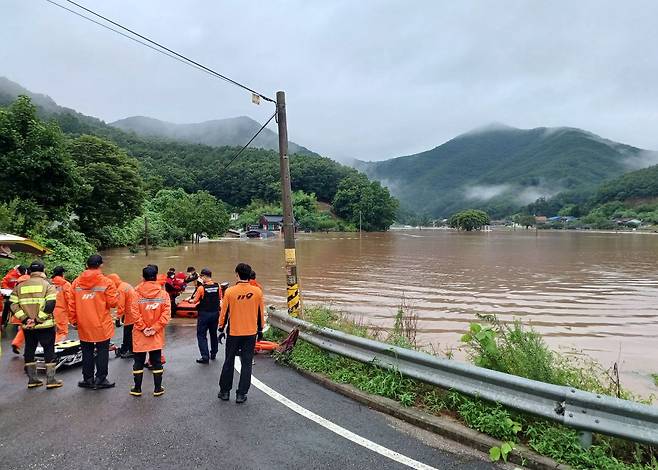 지난 15일 오전 충남 공주시 우성면 죽당리 일대가 호우 피해로 잠긴 가운데, 소방대원들이 구조 보트를 이용해 마을 내 요양원에 고립된 입소자들을 구출하고 있다./연합뉴스 제공