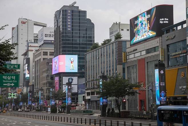 대한민국 서울 강남대로의 'Join the flip side' 디지털 옥외광고ⓒ삼성전자