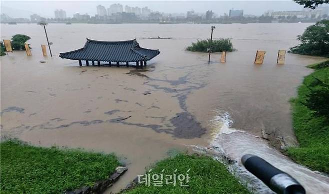 지난 15일 폭우가 쏟아진 충남 공주시 공산성 내 만하루가 물에 잠겨 있다. ⓒ보건복지부