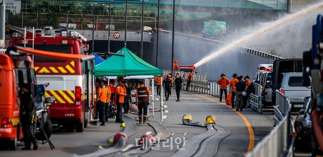 전날 내린 비로 인해 차량 15대가 물에 잠기고 최소 11명이 실종된 16일 충북 청주시 흥덕구 오송읍 궁평2지하차도에서 수색 작업이 진행되고 있다. ⓒ뉴시스