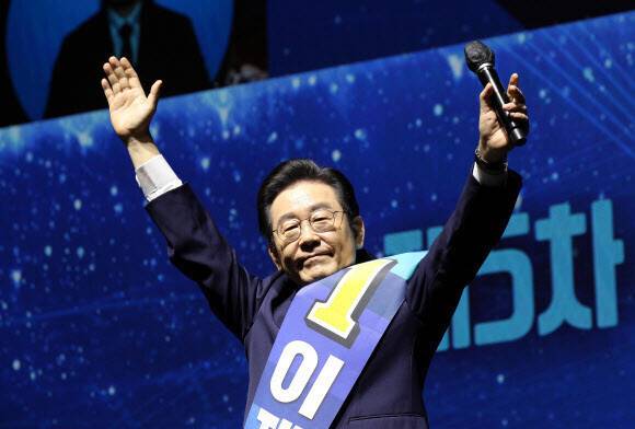 이재명 더불어민주당 대표가 2022년 8월28일 서울 송파구 올림픽공원 체조경기장에서 열린 민주당 제5차 정기전국대의원대회에서 인사하고 있다. 공동취재사진