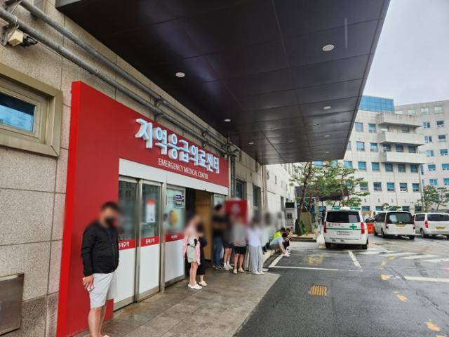 16일 충북 청주시 한 종합병원 지역응급의료센터 앞에서 실종자 소식을 기다리는 가족들. 이서현 기자