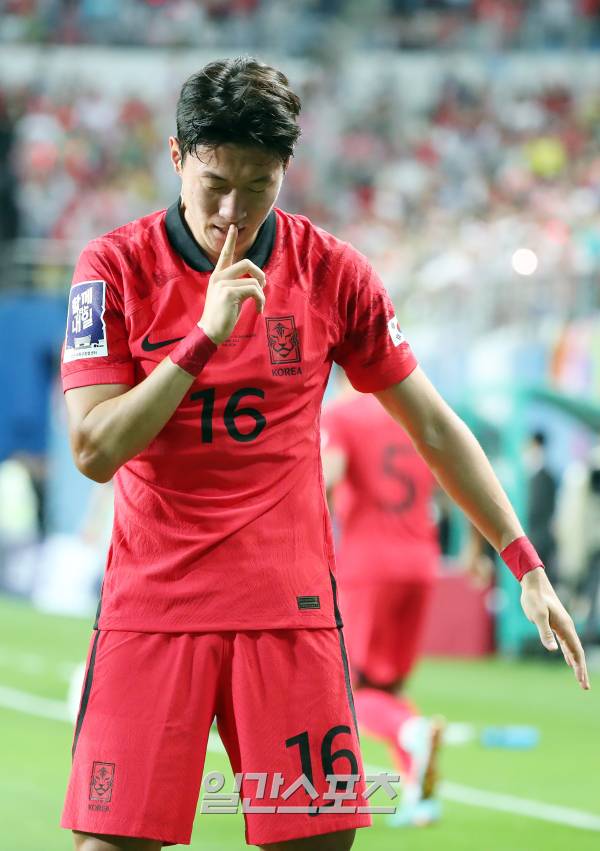 대한민국 축구대표팀과 엘살바도르 대표팀의 A매치 평가전이 20일 오후 대전 유성구 대전월드컵경기장에서 열렸다. 후반 황의조가 선제골을 넣고 세레머니를 하고 있다. 지난 3월 대표팀 감독으로 부임한 위르겐 클린스만 감독은 이날 피파랭킹 75위인 엘살바도르와의 경기를 통해 첫 승을 거둔다는 각오다. 대전=김민규 기자 mgkim1@edaily.co.kr /2023.06.20/