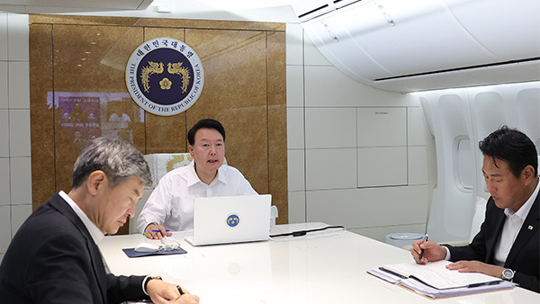 윤석열 대통령, 공군1호기에서 호우대책회의 주재 [대통령실 제공]