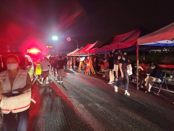 지난 15일 침수된 충북 청주 오송읍 궁평2지하차도. 실종자 가족들이 오후 7시쯤부터 모여 수색 상황을 지켜봤다. 손성배 기자