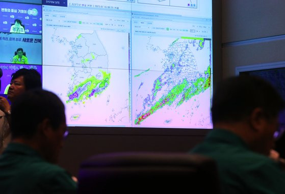 16일 오전 서울 종로구 정부서울청사 중앙재난안전대책본부 상황실에 남부지방에 이어진 장마전선 레이더 영상이 표시돼 있다. 뉴시