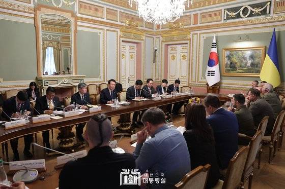 우크라이나를 전격 방문한 윤석열 대통령이 15일(현지시간) 키이우 마린스키궁에서 볼로디미르 젤렌스키 우크라이나 대통령과 한·우크라이나 확대회담을 하고 있다. 사진 대통령실