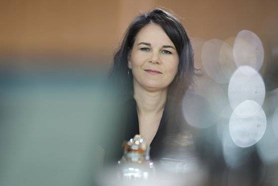 아날레나 베어보크 독일 외무장관이 13일(현지시간) 독일 베를린의 총리 관저에서 열린 정부 내각 회의에 참석했다. 이날 내각은 중국과의 새로운 관계 전략을 승인했다. AP=연합뉴스