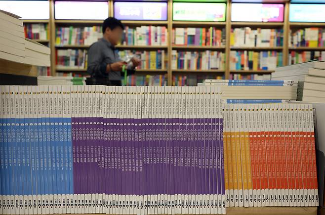 지난달 26일 서울 교보문고 광화문점에 EBS 수능 연계 교재가 진열돼 있다. 연합뉴스