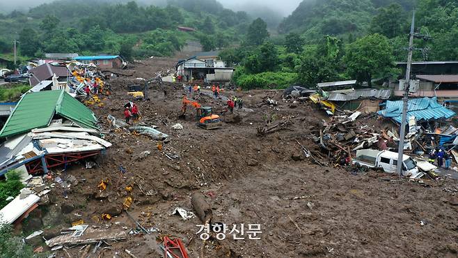 집중호우로 산사태가 발생해 마을 대부분이 매몰된 경북 예천군 효자면 백석리 일대에서 16일 실종자를 찾기 위한 수색 작업이 이어지고 있다. 조태형 기자