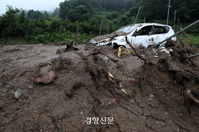 집중호우로 산사태가 발생해 마을 대부분이 매몰된 경북 예천군 효자면 백석리 일대에서 16일 승용차가 토사에 파묻혀 있다. 조태형 기자