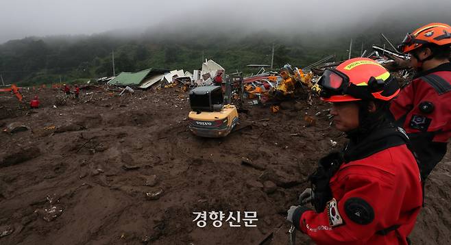 집중호우로 산사태가 발생해 마을 대부분이 매몰된 경북 예천군 효자면 백석리 일대에서 16일 소방대원들이 실종자 수색 작업을 이어가고 있다. 조태형 기자