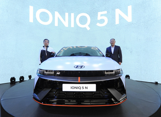 Hyundai Motor Group Executive Chair Euisun Chung, right, and Hyundai Motor CEO Chang Jae-hoon take a photo with the Ioniq 5 N at the Goodwood Festival of Speed held in West Sussex, Britain. First introduced in 2017 with the full support of Chairman Chung, the Hyundai N brand's accumulative sales broke 100,000 units as of the end of June. A total of 103,847 N models have been sold so far, with more than 90 percent from overseas. The N brand is Hyundai's high-performance line, targeting the same market as Mercedes-Benz’s AMG and BMW’s M ranges. [HYUNDAI MOTOR]