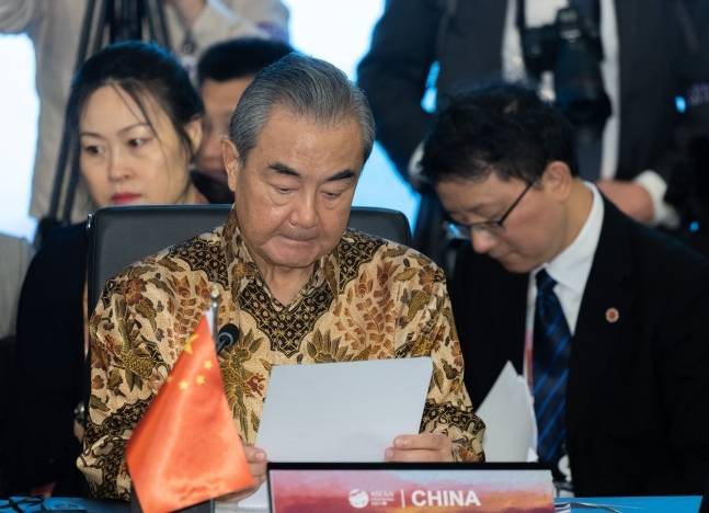 왕이 중국 공산당 중앙정치국 위원이 14일 오전(현지 시각) 인도네시아 자카르타 샹그릴라 호텔에서 열린 동아시아정상회의(EAS) 외교장관회의에 참석하고 있다. [사진 = 연합뉴스]