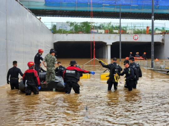 육군 특수전사령부 13특수임무여단 장병들이 소방요원들과 함께 충북 청주시 오송읍 궁평리 지하차도에서 실종자 수색작전을 펼치고 있다. 육군 제공